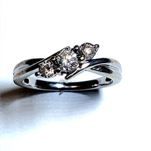 Load image into Gallery viewer, Secondhand Diamond Twist Ring
