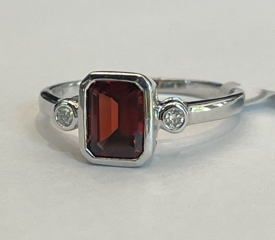 9ct White Gold Garnet and Diamond Ring